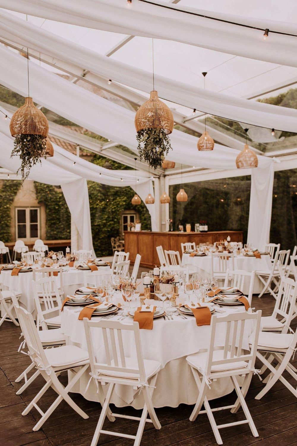 Casamento numa tenda com candeeiros de vime e eucalipto