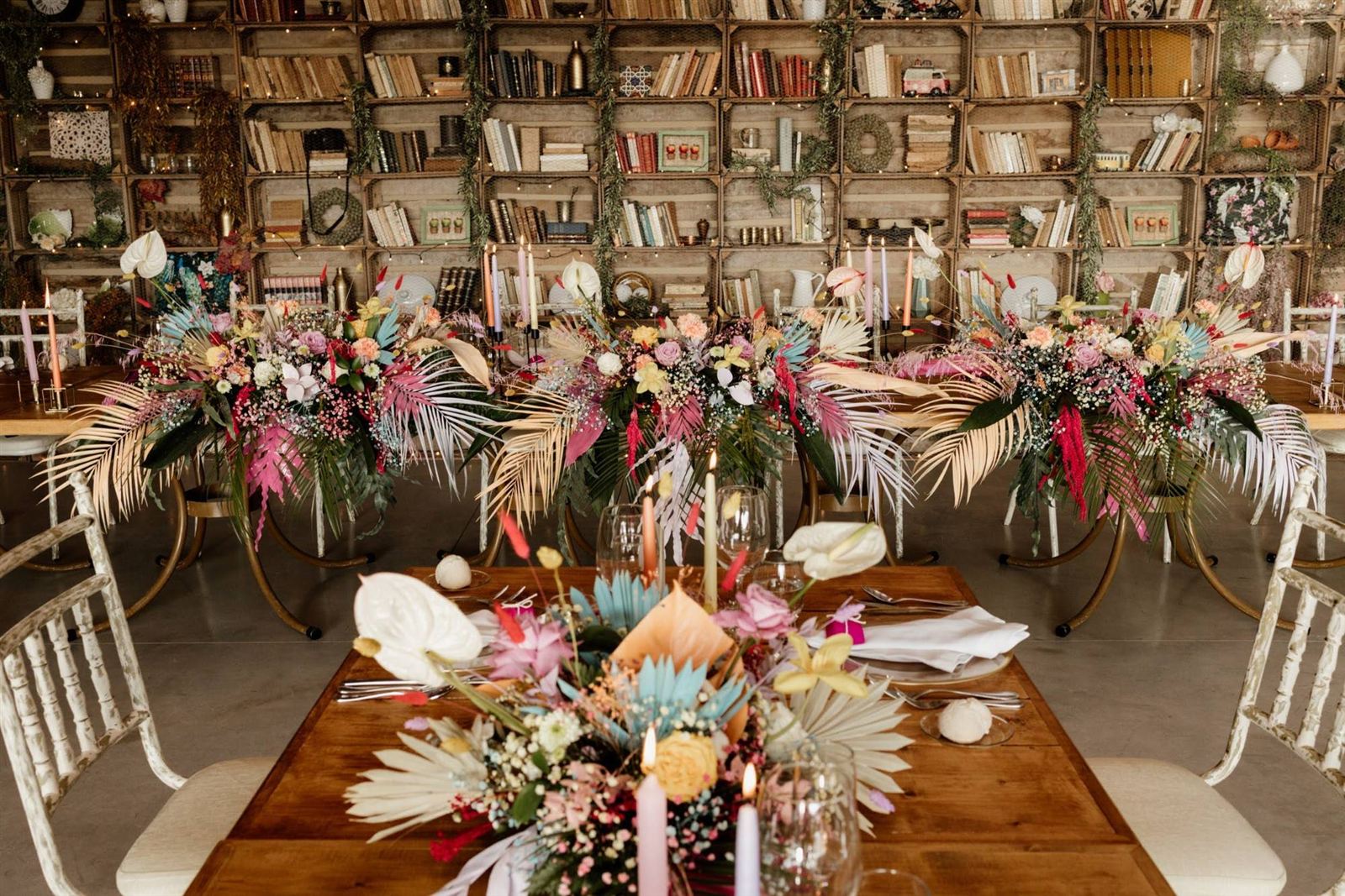 Mesas de casamento com arranjos coloridos de flores secas