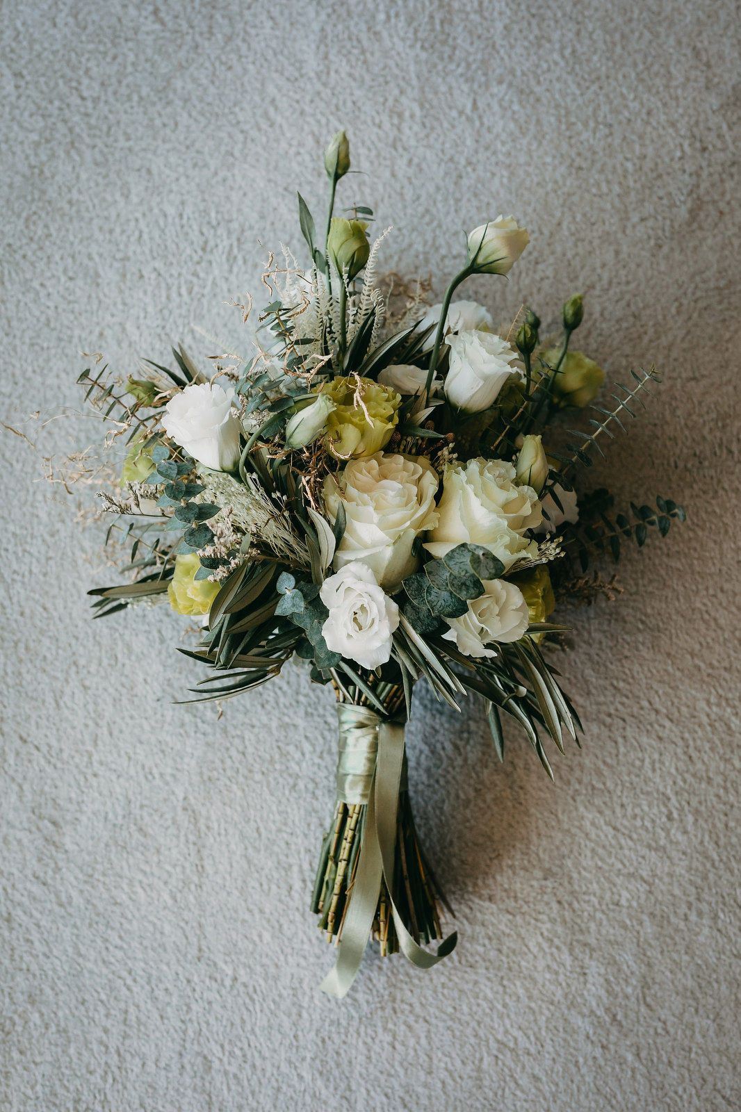 Bouquet de rosas brancas, lisianthus e eucalipto