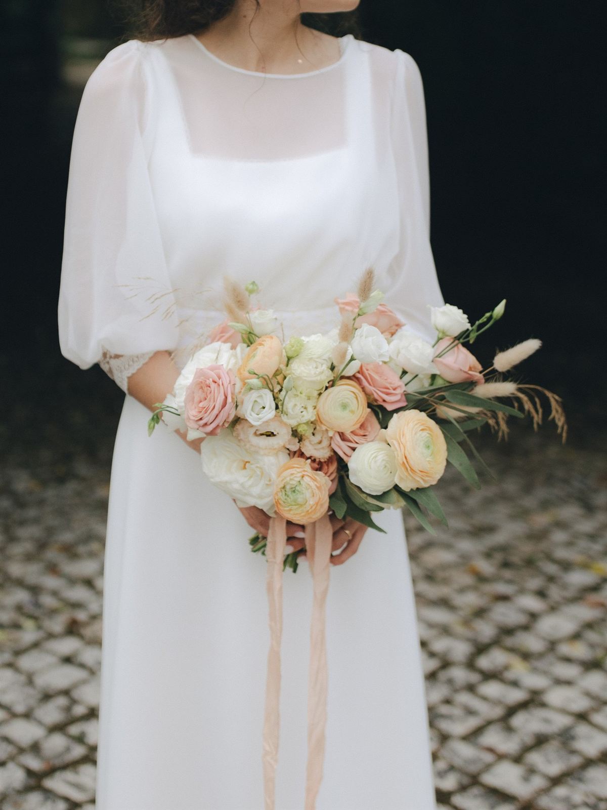 Noiva com bouquet de rosas e ranúnculos em tons pêssego