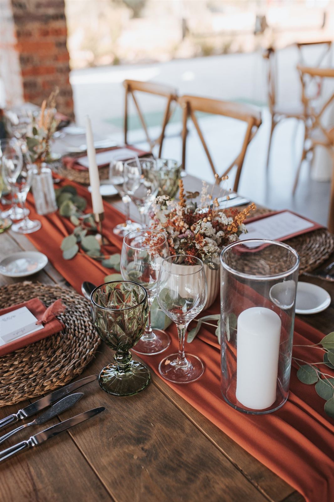 Mesa com caminho terracota, flores secas e velas