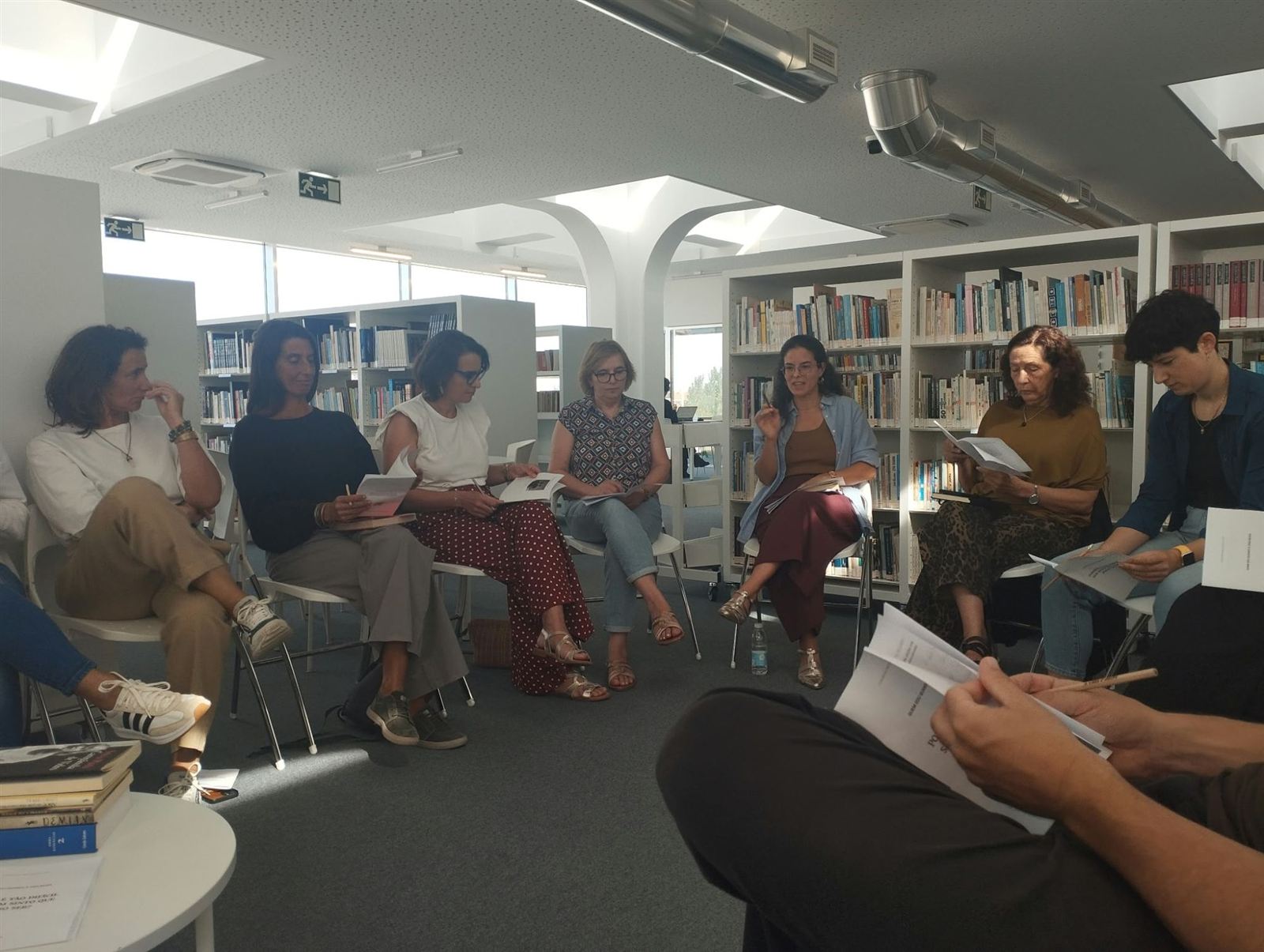 Participantes em roda a ler, na Biblioteca Municipal de Peniche