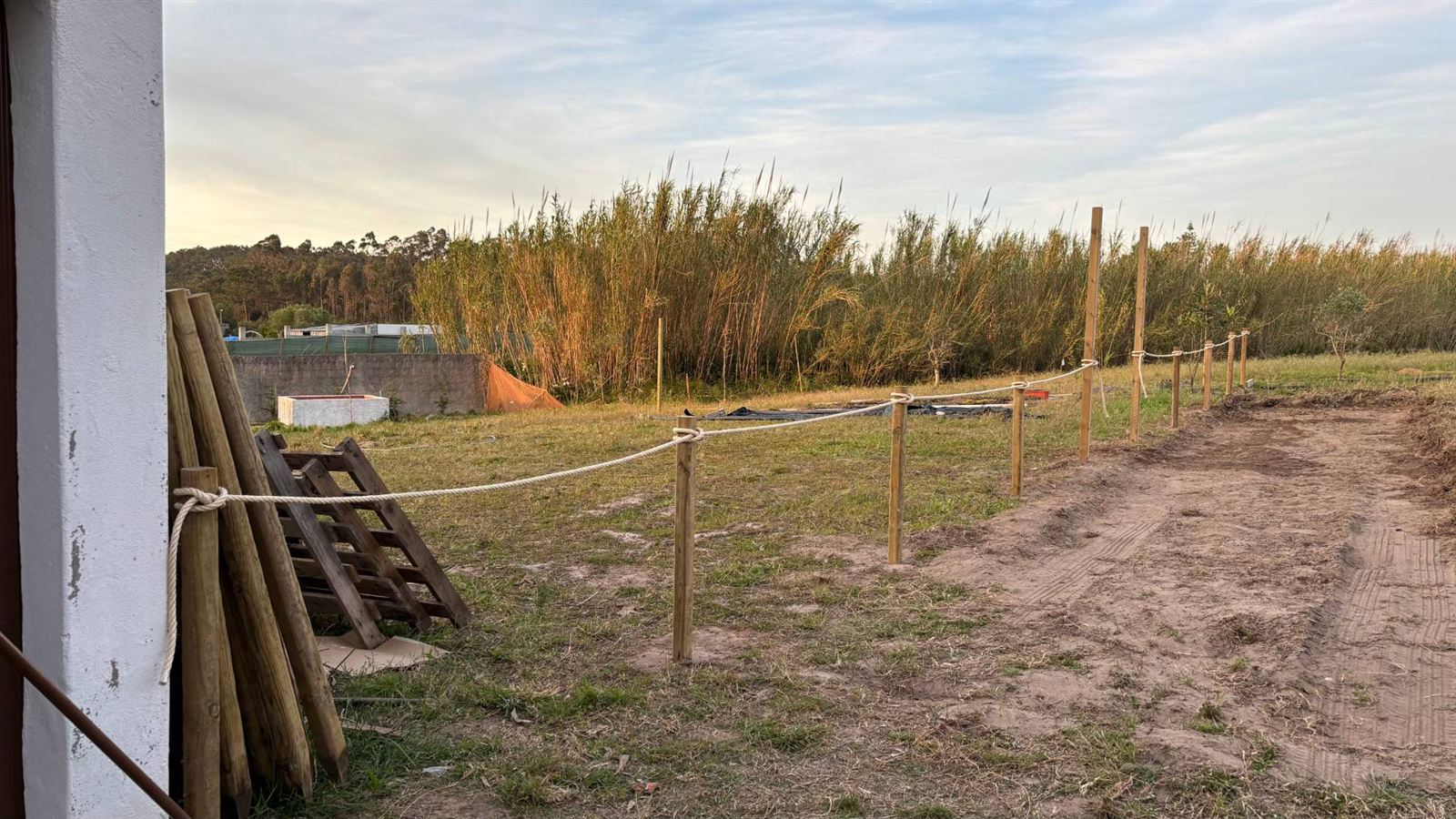 Postes de madeira e corda a marcar o caminho