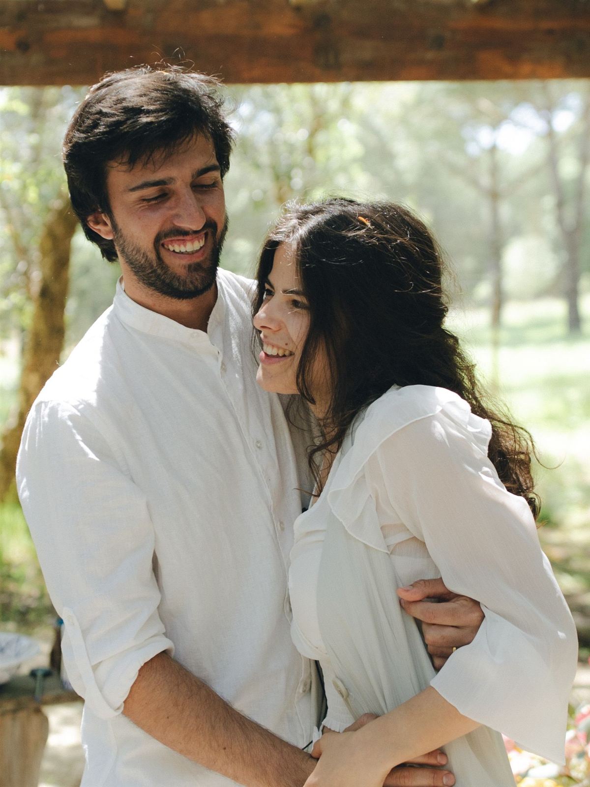 Daniela e Gonçalo, abraçados e a sorrir
